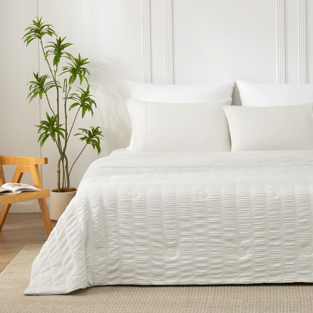 Vertical Stripes Seersucker Cooling Comforter For Warm Sleepers