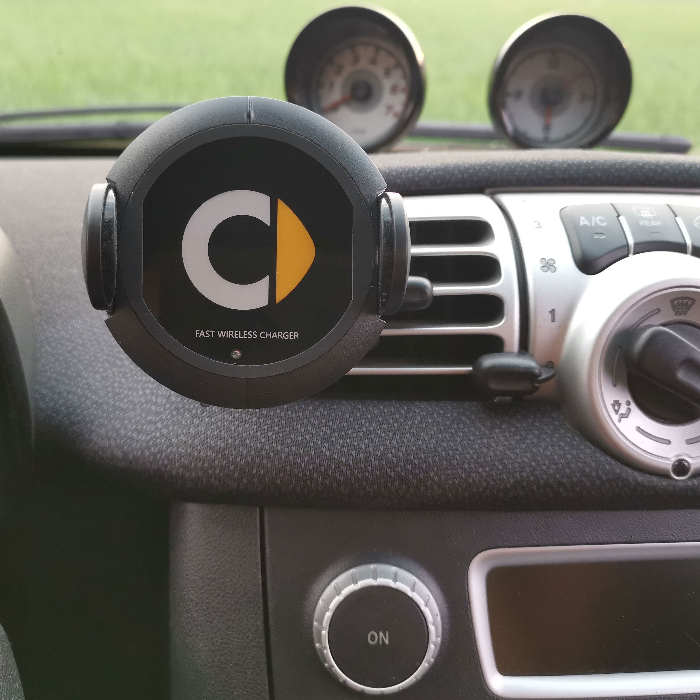 IG Pro In Car Wireless Charger With Fast Charge And Universal Compatibility