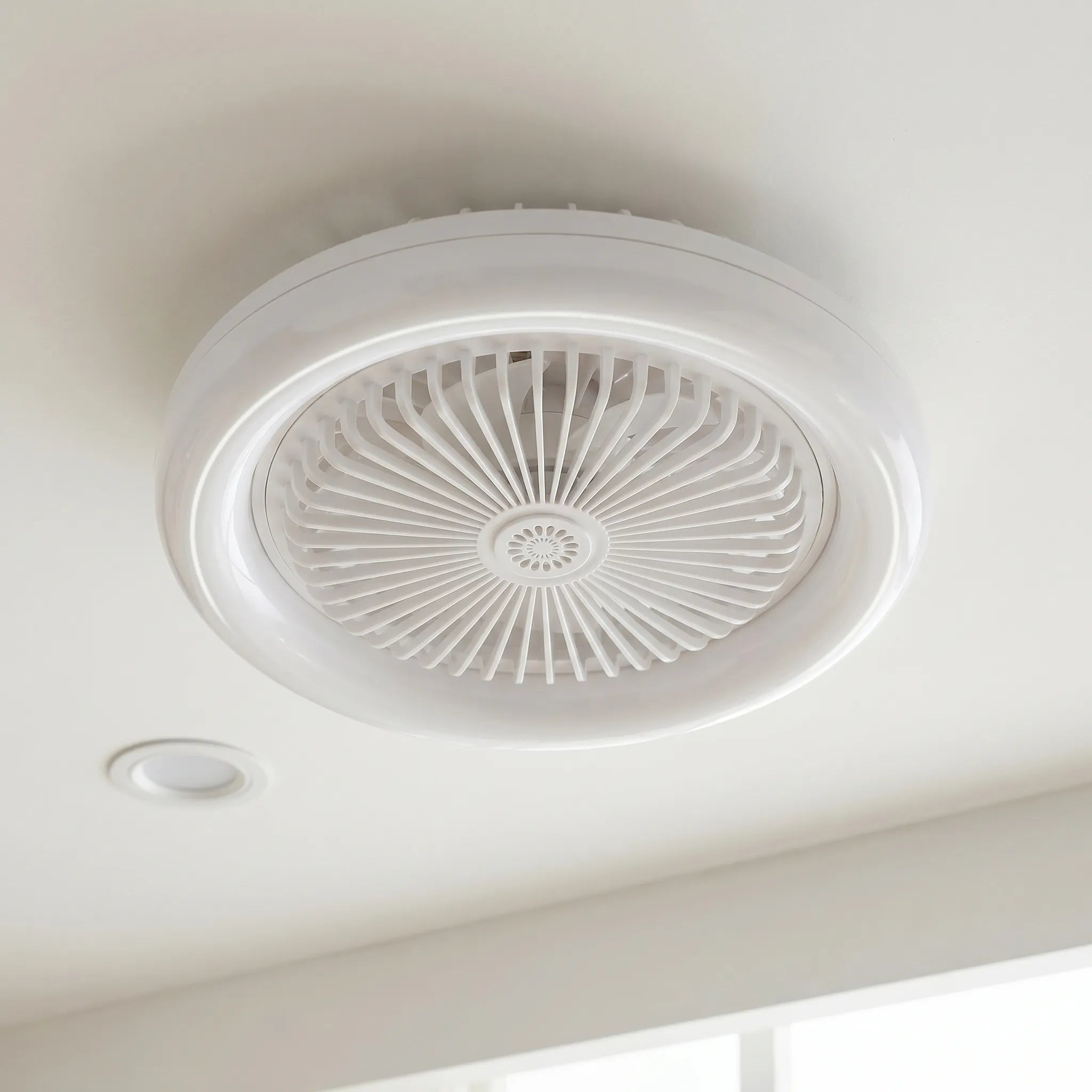 Socket Mounted Ceiling Fan -  Cooling Small Rooms - Ormexis
