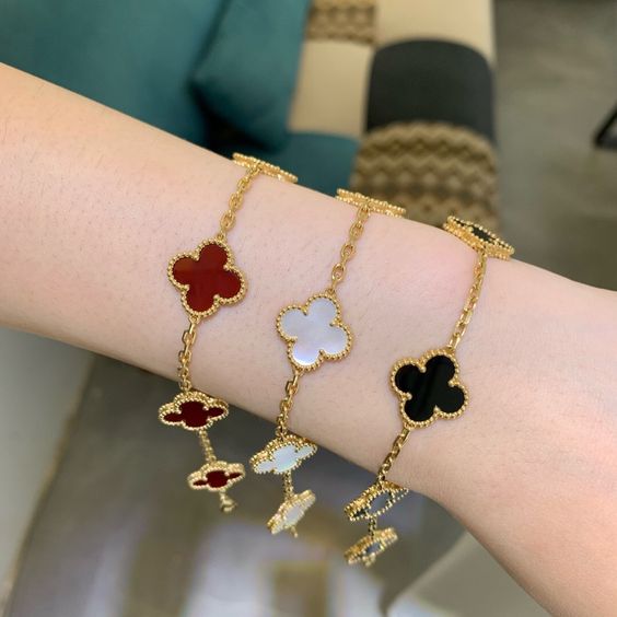 Nature's Charm Adjustable Chain Clover Bracelet For Timeless Style