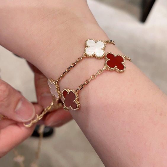 Nature's Charm Adjustable Chain Clover Bracelet For Timeless Style