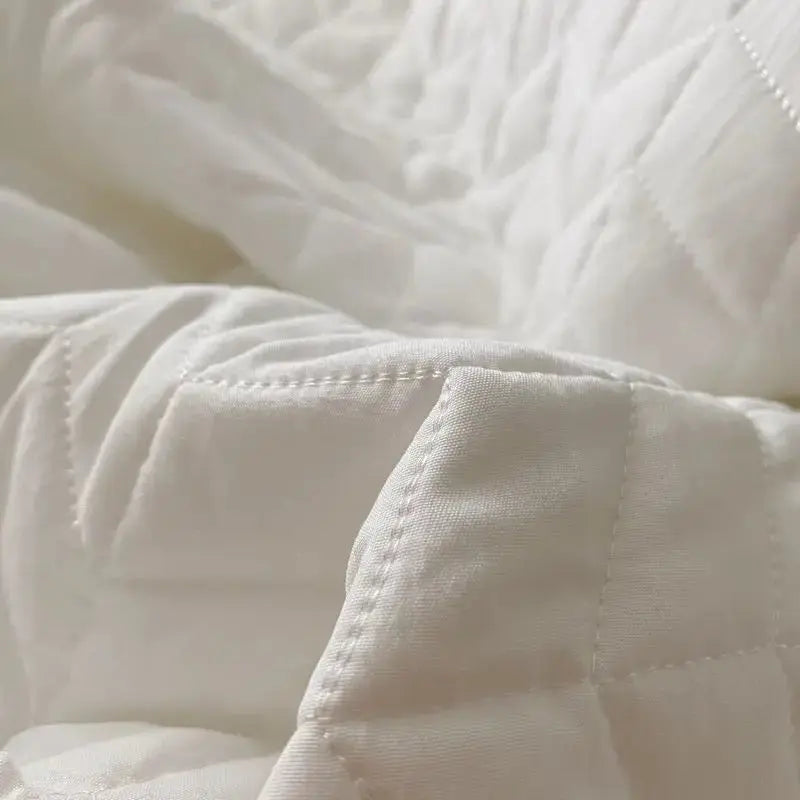 Bedding Set With Lightweight Quilt For Summer And Ruffled Edges All Season Comfort