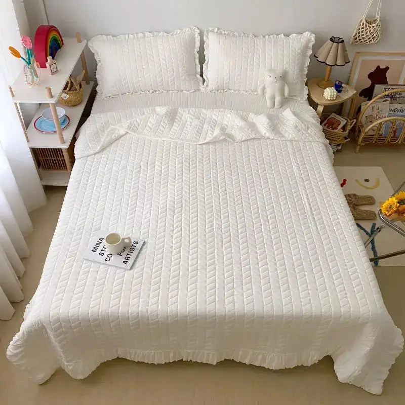 Bedding Set With Lightweight Quilt For Summer And Ruffled Edges All Season Comfort