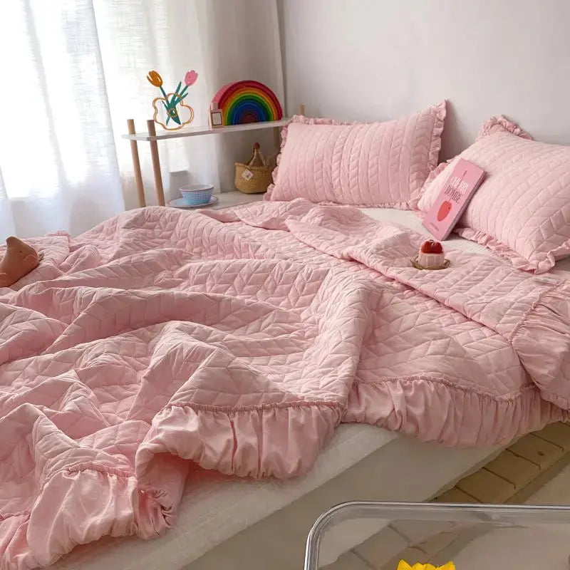 Bedding Set With Lightweight Quilt For Summer And Ruffled Edges All Season Comfort