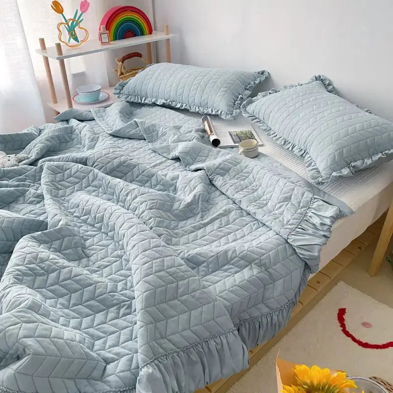 Bedding Set With Lightweight Quilt For Summer And Ruffled Edges All Season Comfort